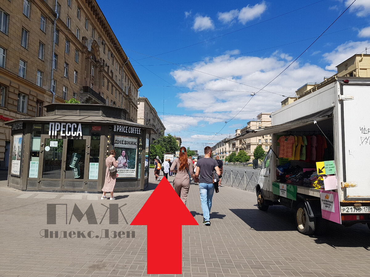 Далее надо подняться наверх и пройти мимо киоска "Пресса" в сторону остановки