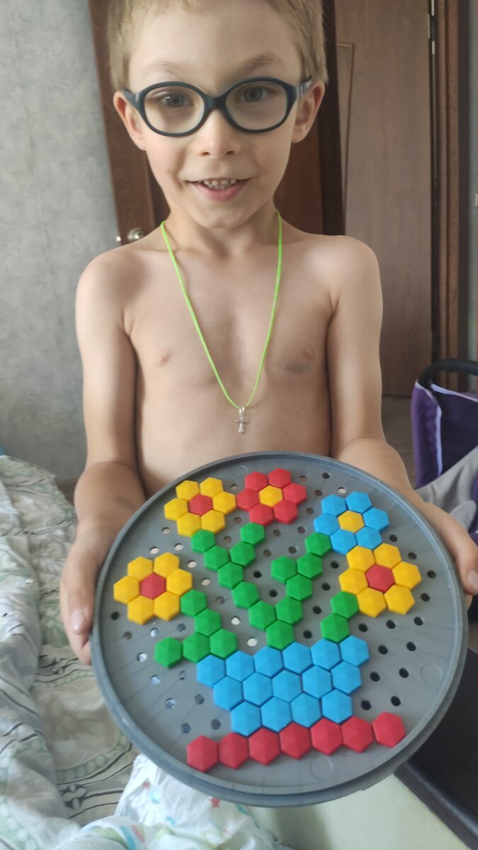 Сын сделал мне цветы в подарок! Тишина была мин 20, пока он занимался этой игрушкой.