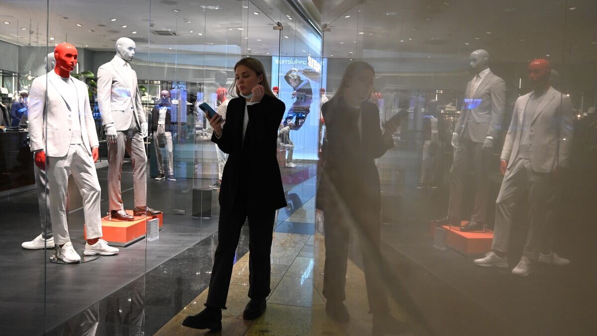    Девушка в торговом центре "Афимолл Сити" в Москве© РИА Новости / Максим Блинов