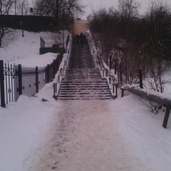 Вокзальный спуск в зимнее время. (Источник: https://ru.foursquare.com/v/лестница-вокзальный-спуск/51486da1e4b04983da4f03f2)