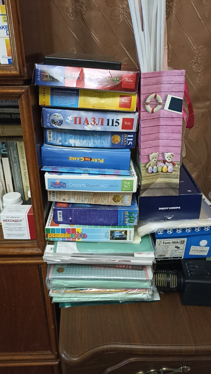 Такие пирамиды на горизонтальных поверхностях не добавляют порядка в квартире