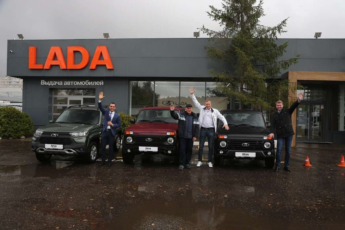    Коллективное фото с главным редактором «За рулем» Максимом Кадаковым на память.