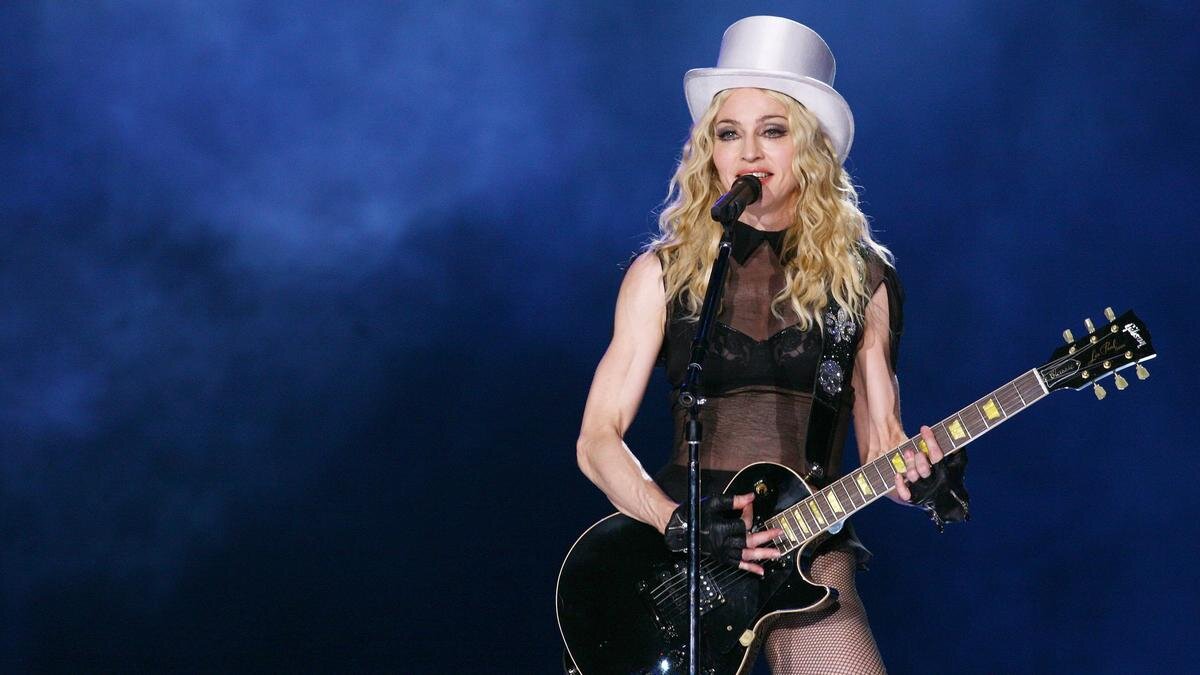    Мадонна играет на гитаре:Elisabetta Villa/Stringer/Getty Images