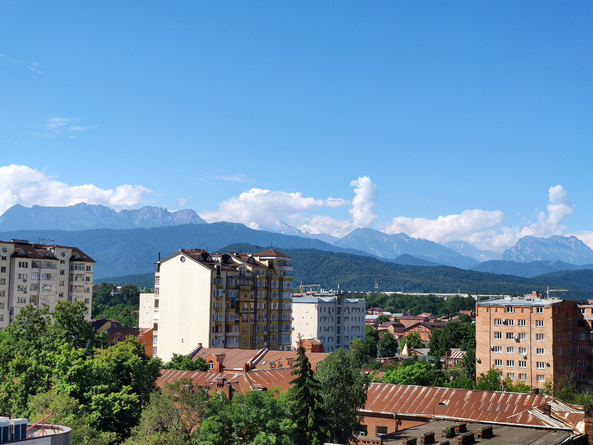 Вид из отеля во Владикавказе на Большой Кавказский Хребет. 