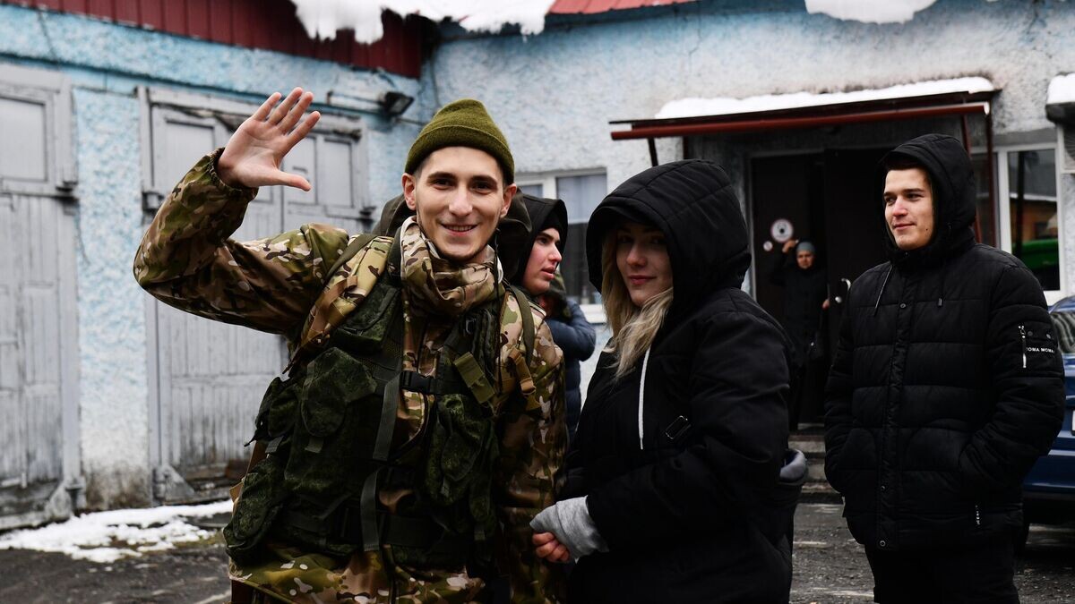    Мужчина, призванный на военную службу в ходе частичной мобилизации в Екатеринбурге© РИА Новости / Павел Лисицын