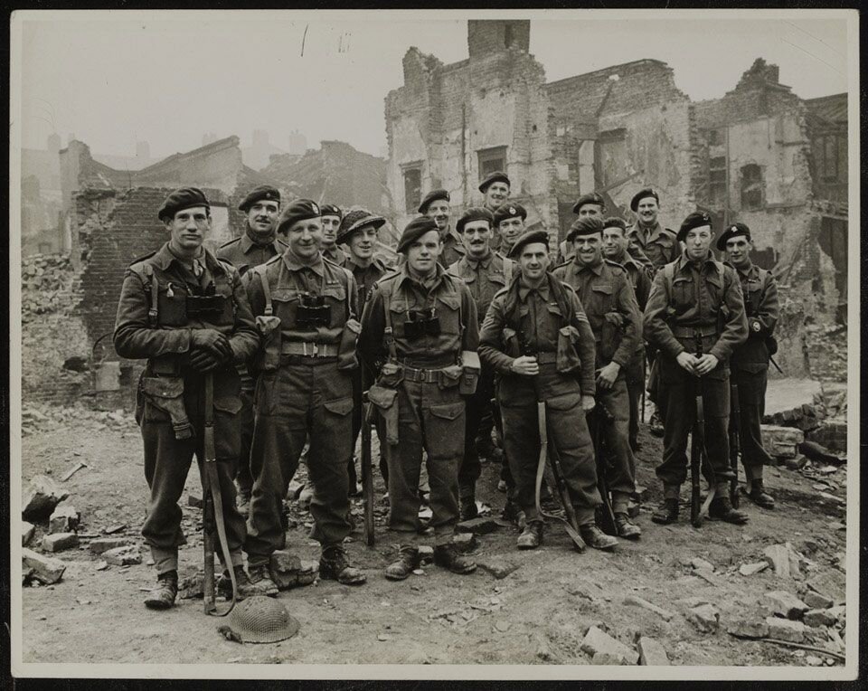 Британские коммандос. Источник фото: https://ru.pinterest.com/pin/members-of-no-3-army-commando-in-the-east-end-of-london-1944--579205202062149248/