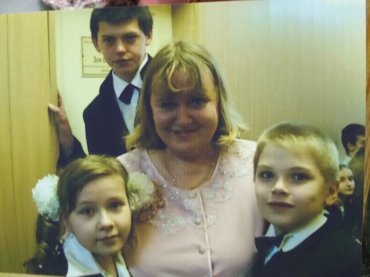 Ждём выступления. Парень сзади меня брат Олега Соловьева, как зовут забыла, имя девочки тоже. 