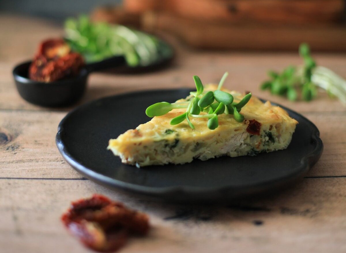 Заливной пирог с нутовой мукой, капустой и курицей от Даши Третьяковой. Рецепт скоро будет на ее замечательном канале: https://t.me/wellness_hedonism