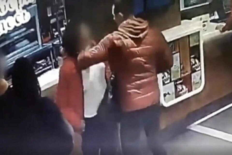    Приезжий избил москвичку и украл нее 85 тысяч рублей. Фото: кадр из видео  МВД Медиа