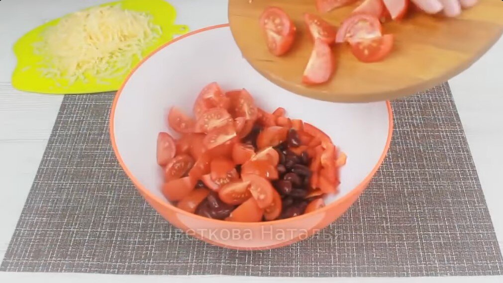 1. Салат с грецкими орехами, курицей, черносливом и апельсинами