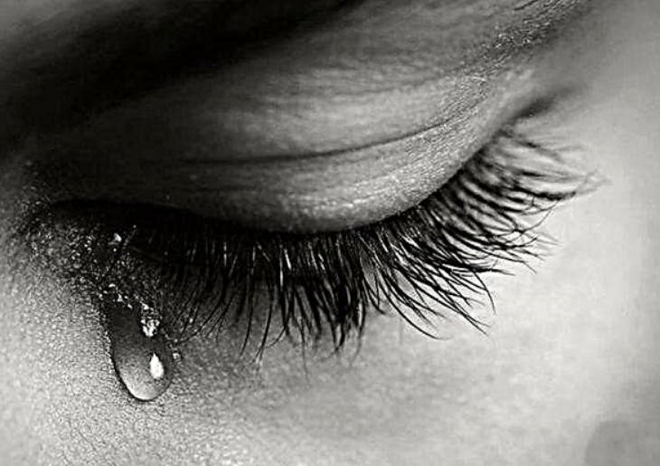 Почему из глаза течет слеза просто так и как это лечить?