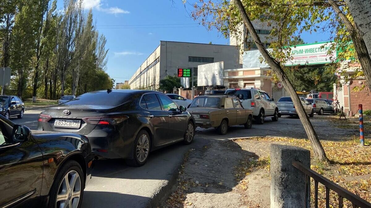    Очередь на автомобильной заправке в Симферополе© РИА Новости Крым