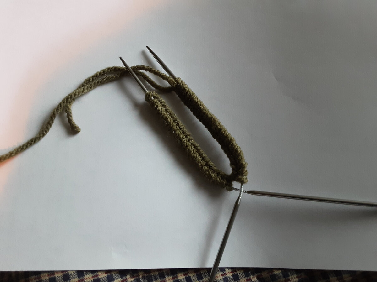 Набор и первые три ряда резинкой делаю на гибких спицах