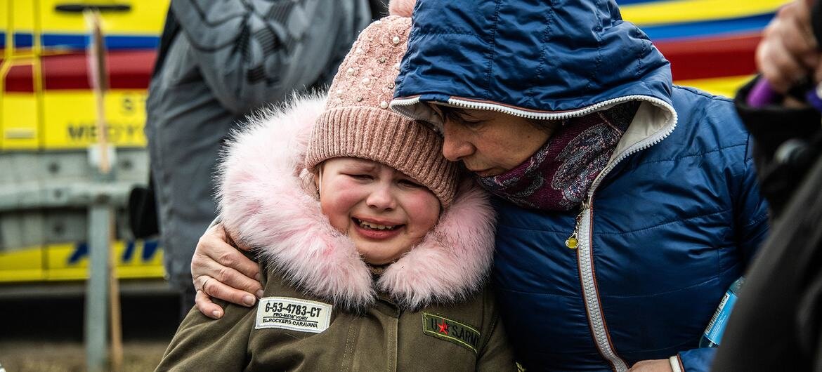 Семьи прибывают в Бердище, Польша, после пересечения границы с Украиной, спасаясь от эскалации конфликта. © ЮНИСЕФ/Том Ремп