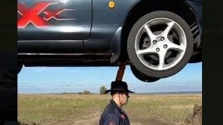     В Ростове известный каскадер Евгений Чеботарев представил новый трюк, в котором с его головы автомобиль сносит бутылку в прыжке, видео любитель экстрима опубликовал во всех своих соцсетях.