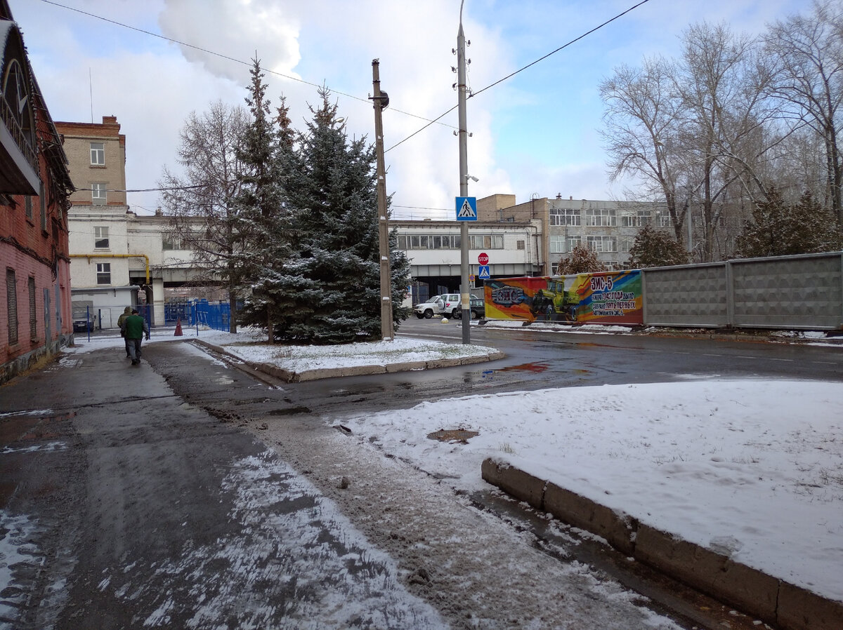 Справа, за забором тот самый цех на УАЗ
