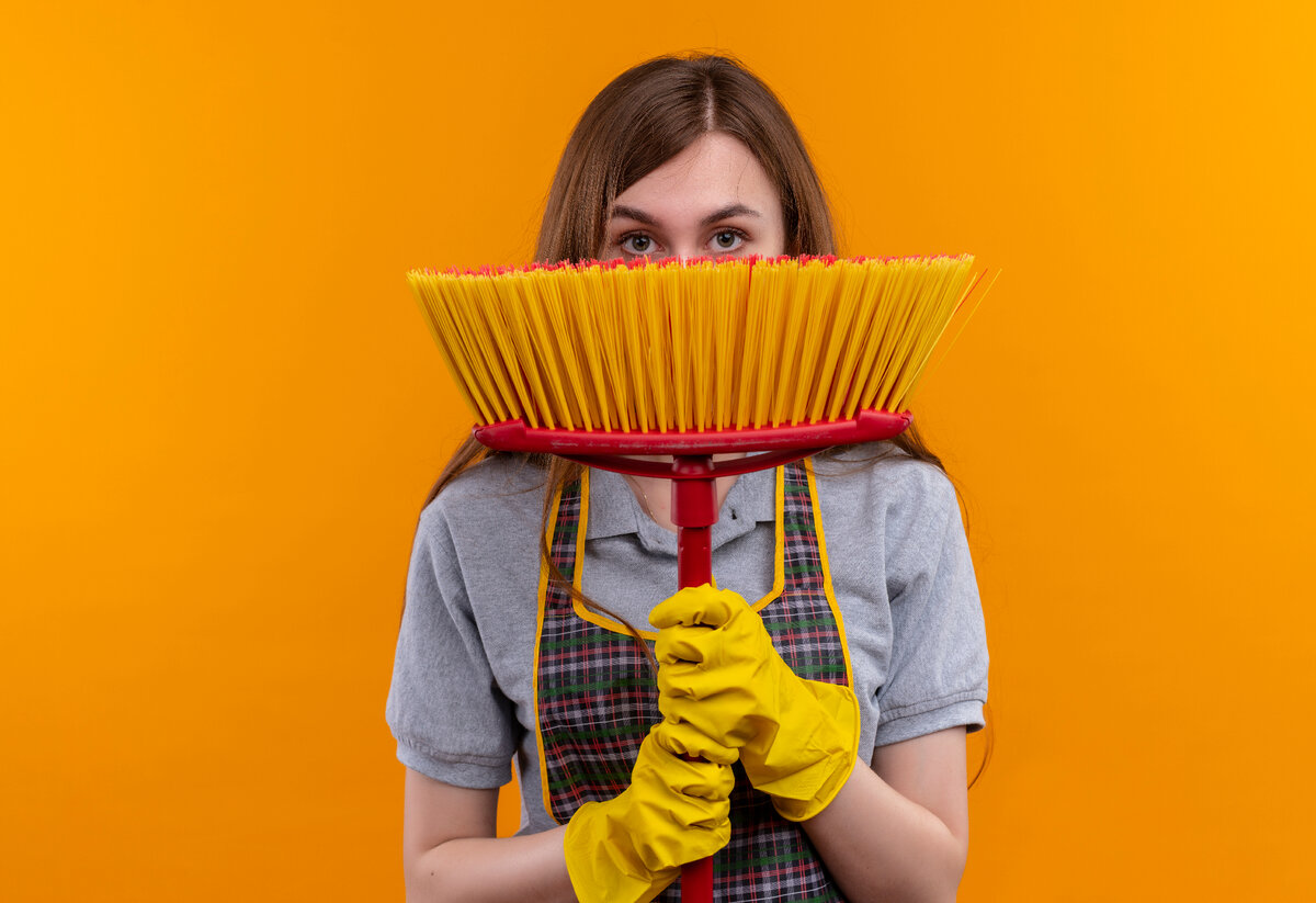 <a href="https://ru.freepik.com/free-photo/young-beautiful-girl-in-apron-and-rubber-gloves-holding-mop-hading-face-behind-it-peeking-over_10485668.htm#query=%D0%BC%D0%BE%D0%BB%D0%BE%D0%B4%D0%B0%D1%8F%20%D0%B4%D0%B5%D0%B2%D1%83%D1%88%D0%BA%D0%B0%20%D1%81%D0%BE%20%D1%88%D0%B2%D0%B0%D0%B1%D1%80%D0%BE%D0%B9&position=10&from_view=search&track=sph">Изображение от stockking</a> на Freepik