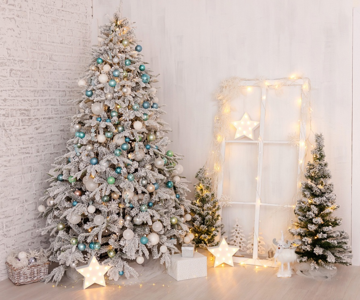 Альпийская ель от Max Christmas в интерьере, больше фото — в карусели