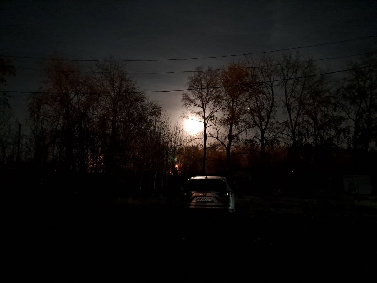 Недавно такая луна была красивая 😍 Я выхожу из подъезда, а она прямо напротив меня 😃