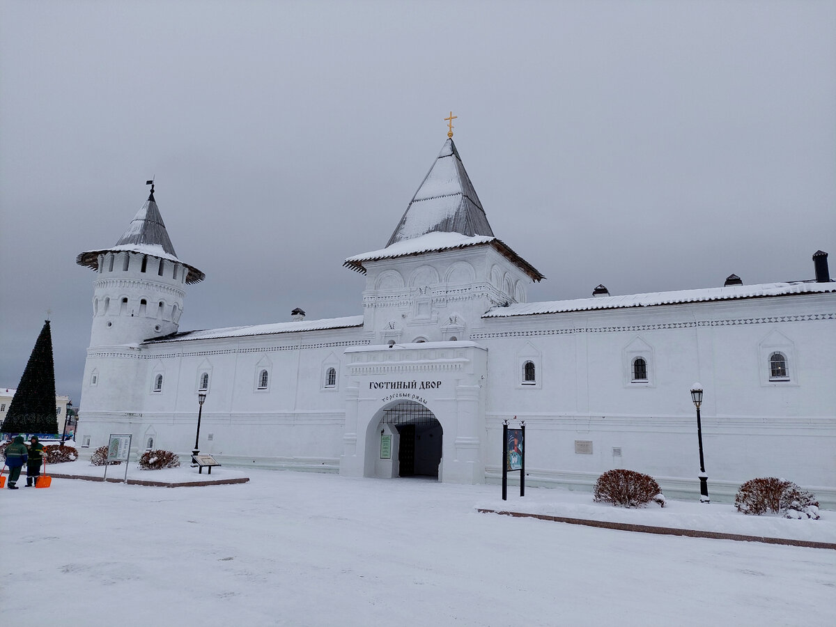 Здание Гостиного Двора в виде маленькой крепости. Фото автора.