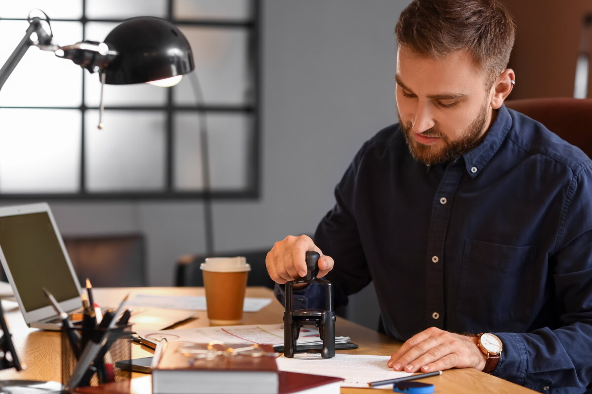   Сделки с долевой собственностью проводятся только при участии нотариуса