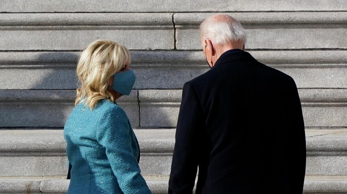    Избранный президент США Джозеф Байден с супругой Джилл Байден© AP Photo / J. Scott Applewhite