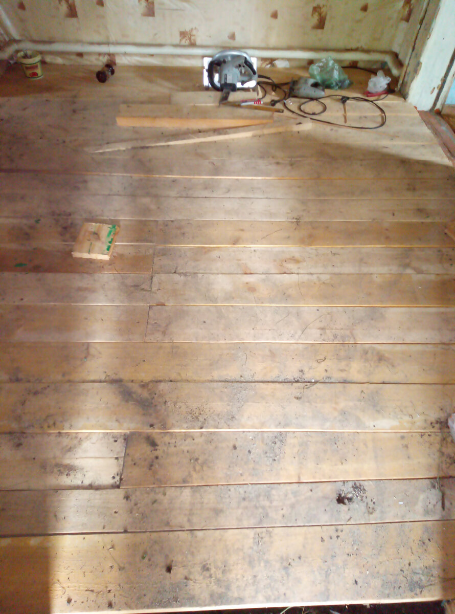 это половинка сейчас. в коридоре  новый черновой пол