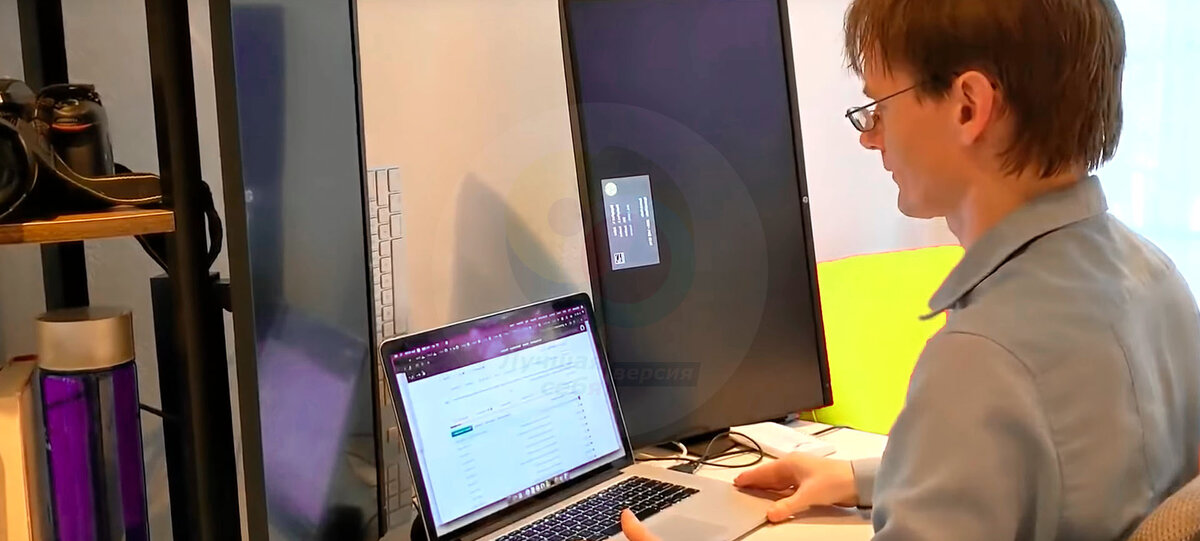 Человек за компьютером