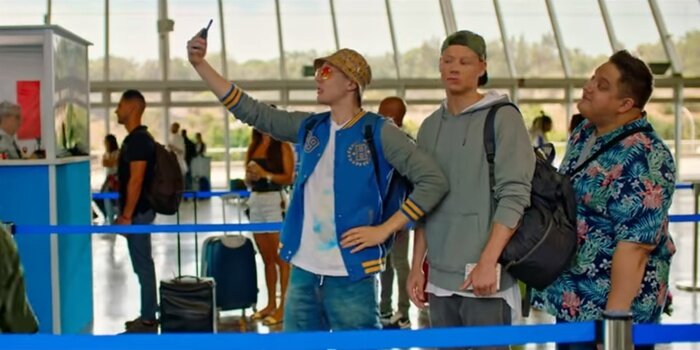 Кадр из фильма "Девушки бывают разные".