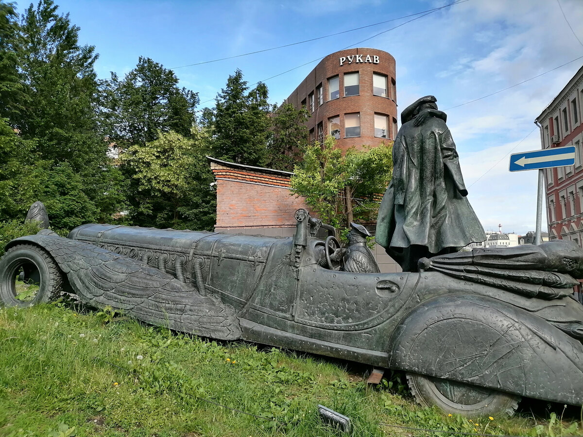 Скульптуры из многофигурной композиции "Мастер и Маргарита", скульптор А.И. Рукавишников. Москва, Земляной Вал, сквер рядом с домом 59с2