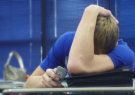 Ранее о подслушивающих устройствах постоянно говорили только в иностранных фильмах и сериалах про шпионов. Сегодня ситуация несколько поменялась, поэтому жучки и всякие следящие гаджеты можно обнаружить в реальной жизни граждан. И даже если вы думаете, что подслушивать вас никому не надо, то злоумышленник может посчитать наоборот, решив, что в вашей жизни присутствуют некоторые интересные аспекты. Да, у каждого человека существуют собственные тайны, которые он не хотел бы демонстрировать миру. Именно они являются предметом шантажа и заставляют всяких непорядочных граждан заниматься установкой подслушивающих устройств.