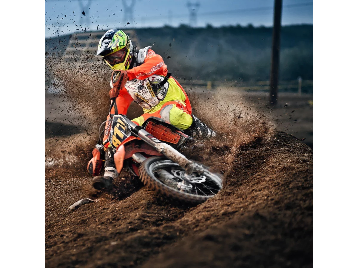 Питбайк — это один из видов семейства мотоциклов, основным предназначением которого является внедорожная или дорожная езда, в зависимости от комплектации. В настоящее время питбайк не относится к категории транспортных средств (далее — ТС). Связано это с тем, что законодательство до сих пор не предусмотрело для него определённой типовой принадлежности среди транспорта. Поэтому, в большей степени, питбайки приобретаются в спортивных целях, например, для мотокросса и супермото. Перед тем, как купить питбайк мотолюбители задаются вопросом: нужно ли иметь водительское удостоверение для его дальнейшей эксплуатации?

Ответ на насущный вопрос Вы сможете найти в этой статье.

Нужны ли права на питбайки до 50 см3?
Согласно ПДД питбайк, объем двигателя которого до 50 см3 или максимальная скорость не превышает 50 км/ч, не относится к мотоциклам, а значит он не является и ТС. Следовательно, у представителей власти нет никаких оснований привлечь к ответственности управляющего питбайком за отсутствие прав.

Ответ на этот вопрос прост: права для таких моделей не нужны.

Нужны ли права на питбайки 125, 150 и более см3?
С этими моделями всё обстоит немного иначе.

По техническим характеристикам (скорости и объему двигателя) такие питбайки могут быть отнесены к ТС, а значит можно говорить о необходимости получения водительского удостоверения категории А и постановке такого средства передвижения на учёт в ГИБДД.

Однако, тут есть свои подводные камни:

1) Получить права категории А, скорее всего, не вызовет никаких сложностей, а вот для того, что бы поставить ТС на учёт в ГИБДД необходимо наличие паспорта технического средства, выдача которого при производстве питбайков не предусмотрена. Документы, которые достаются покупателю — договор купли-продажи, сервисная книжка и гарантийный талон. Это значит, что постановка на учёт не состоится.

При большом желании владельцы питбайков могут озадачить себя получением ПТС. Но и тут не всё просто, так как у питбайков отсутствует необходимая для ТС атрибутика (спидометр, габариты, повортники и т. д.). Если его  наделить всеми стандартами безопасности, то возможность получить ПТС есть.

2) Федеральный закон "О безопасности дорожного движения" гласит, что водительское удостоверение дает право управлять ТС для перевозки людей и грузов. Питбайк, в свою очередь, имеет спортивное назначение и его использование на дорогах общего пользования не предусмотрено.
Из всего вышесказанного следует, что для управления питбайком в том виде, в котором он приобретен в магазине, Вам не нужны права, так как это спортивный инвентарь, а не ТС.

Но не забывайте, что пользоваться этим средством передвижения можно только в спортивных целях и в специально отведенных местах. На дорогах запрещено ездить на питбайке. В свою очередь, ПДД определяет дорогу как любое оборудованное или приспособленное для движения покрытие, к которому также относятся проселочные и грунтовые дороги. Но правила дорожного движения не распространяются на пересеченную местность, поэтому питбайкеры имеют возможность кататься в таких местах.

Штрафы и ответственность за езду на питбайке

На данный момент законом не установлены штрафы за передвижение на питбайке по дорогам. Но на практике автоинспекторы могут попытаться привлечь управляющего к ответственности по следующим основаниям:

Чаще всего это ч. 1 ст. 12.7 КоАП, где предусмотрен штраф от 5 до 15 тыс. руб. за управление ТС водителем, не имеющим права управления ТС.
Реже привлекают по ч. 2 ст. 12.3 КоАП за управление ТС водителем, не имеющим при себе водительского удостоверения (при наличии права управления). Штраф составляет 500 руб.
И совсем редко могут привлечь по ч. 1 ст. 12.1 КоАП за управление незарегистрированным ТС. Штраф — от 500 до 800 руб.

Однако все эти санкции незаконны. Поскольку для применения любого из этих наказаний для ТС должно быть предусмотрено право управления. Но, как уже говорилось выше, ТС является устройством, предназначенным для перевозки людей и грузов, а питбайк — это спортивный инвентарь и прав на управление им не предусмотрено, поэтому оснований для назначения штрафа нет.

В случае, когда автоинспектор собирается оштрафовать за езду на питбайке, вряд ли удастся убедить его и отстоять свою правоту. Но после получения постановления оно может быть обжаловано в суд.  При обжаловании нужно ссылаться на отсутствие объективной стороны состава административного правонарушения. В подтверждение своей позиции стоит привести Постановление Пленума ВС РФ No13-АД15-1, где суд отменил постановление инспектора ГИБДД по таким же основаниям. 

