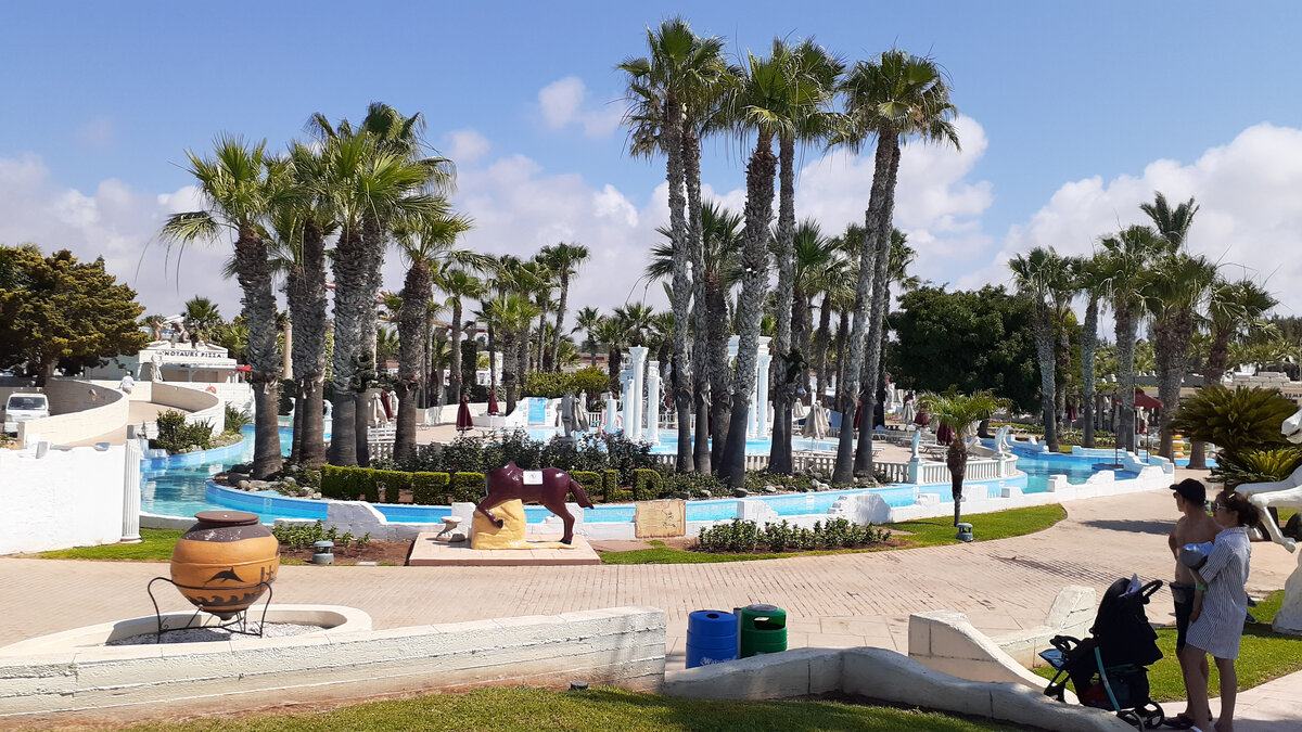 Первое, что вы увидите, войдя на территорию.