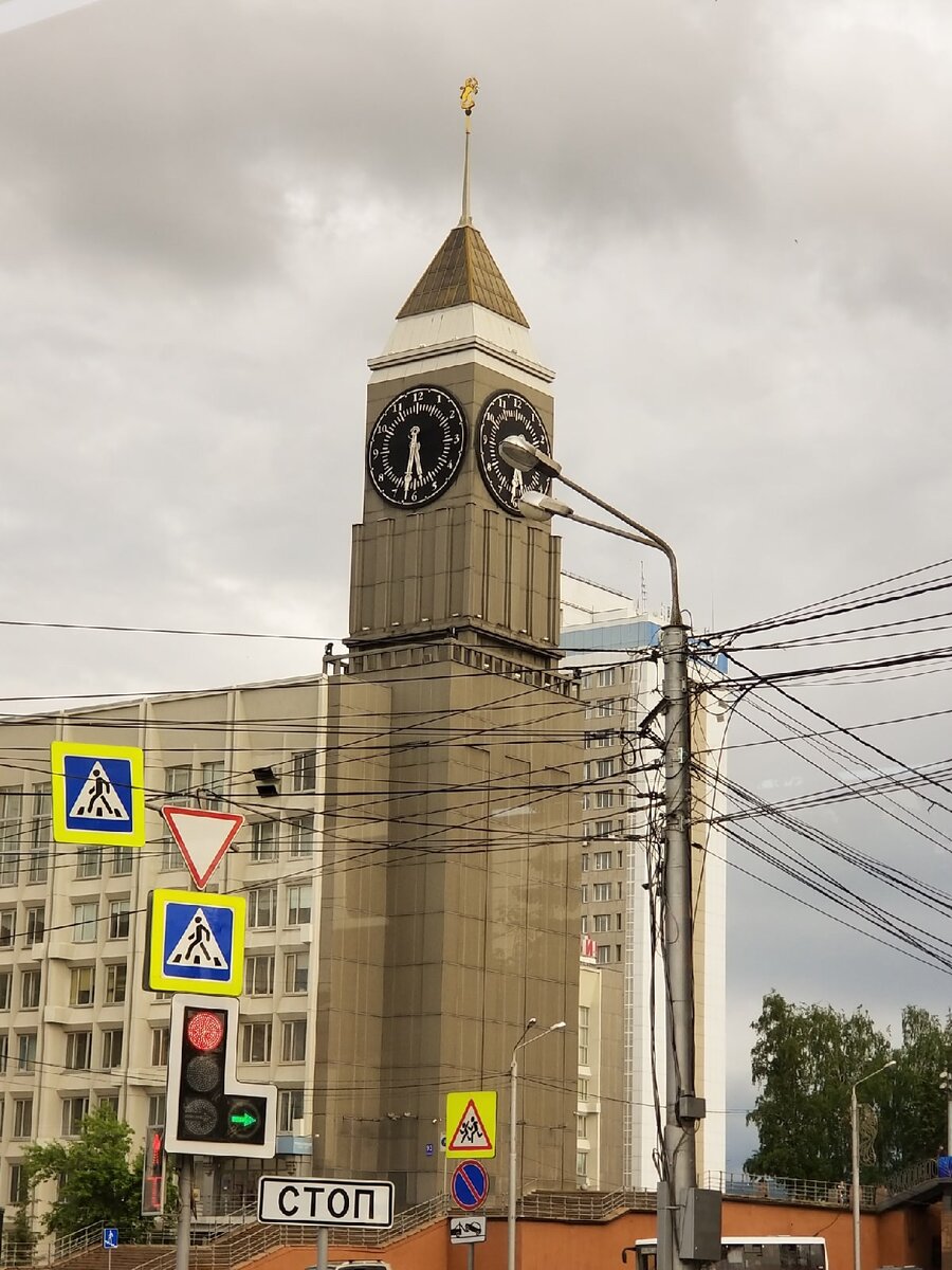 Часы рядом со зданием городской администрации