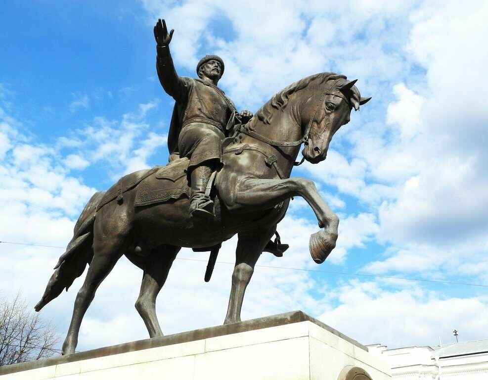 Памятник князю Михаилу Ярославичу Тверскому в Твери