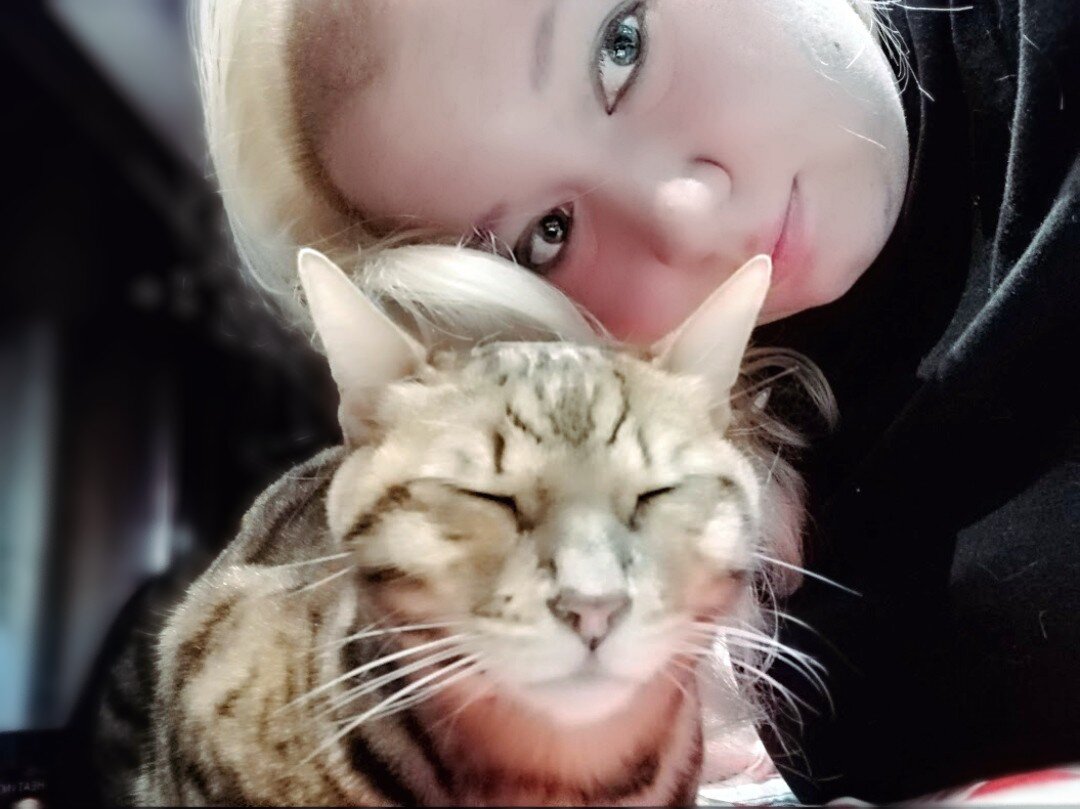 Я с котиком из Питерского котокафе