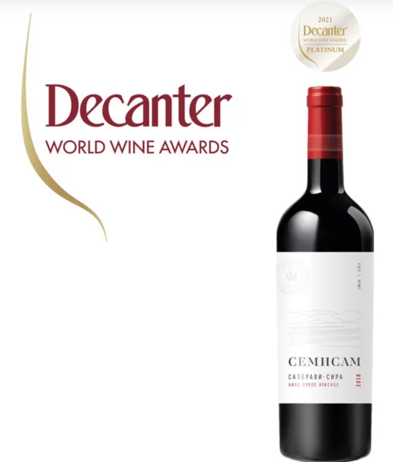 Семисам от винодельни Шумринка - сделанный в нейтральной емкости бленд 50/50 саперави и сира с мощный, с мягкой фруктовостью, которая очень интенсивно проявляется на нёбе, и ароматами чёрных оливок.