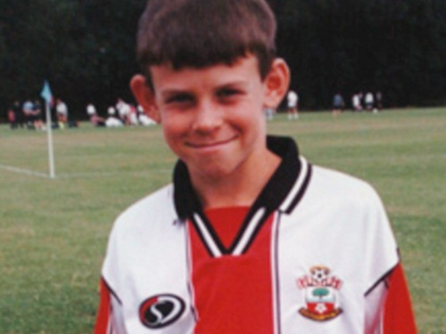 Гарет в детстве в академии Саутгемптона. Источник: https://lh3.googleusercontent.com/proxy/jLupkUIyFYGGqv1YLJjyxKYg0FCIWqOyruva8-ilvjoaQWoNNUMCvY5btUzXP4-LZkAePGOGfPU1VfrpigUeOu-1JDyPrgAO65sjpbyP27Jm