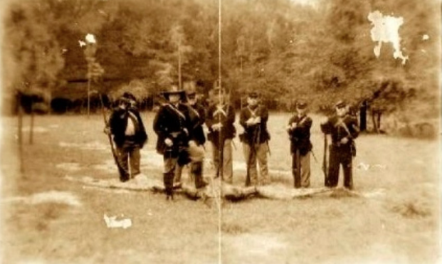 Солдаты времен Гражданской войны в США (1861—1865 годы) позируют с чем-то, очень похожим на мертвого птерозавра.Еще один снимок из этой серии.