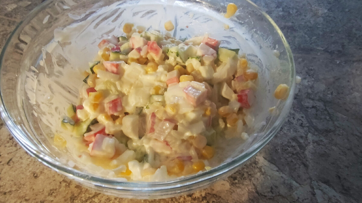 Салат с крабовыми палочками. 