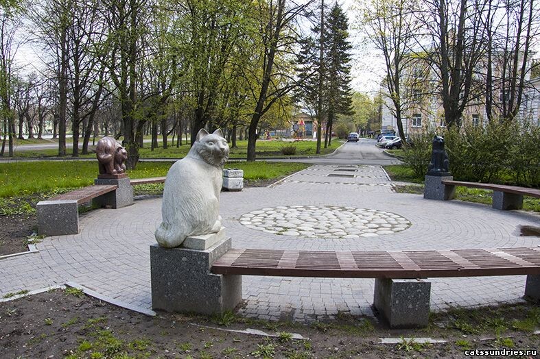 Недалеко от Красного пруда возле скамеек пристроились три гранитных кошки. С их появлением стало намного уютнее. Этих кисок всегда можно увидеть, почесать за ушком и даже загадать желание. А чтобы оно исполнилось, надо шепнуть его на ушко кошке. Народная молва гласит, что у белой просят мира в семье, у чёрной — защиты от недоброжелателей, а у рыжей красавицы — смелости и решительности. Этих удивительных кошек подарил Петергофу скульптор Николай Карлыханов￼е