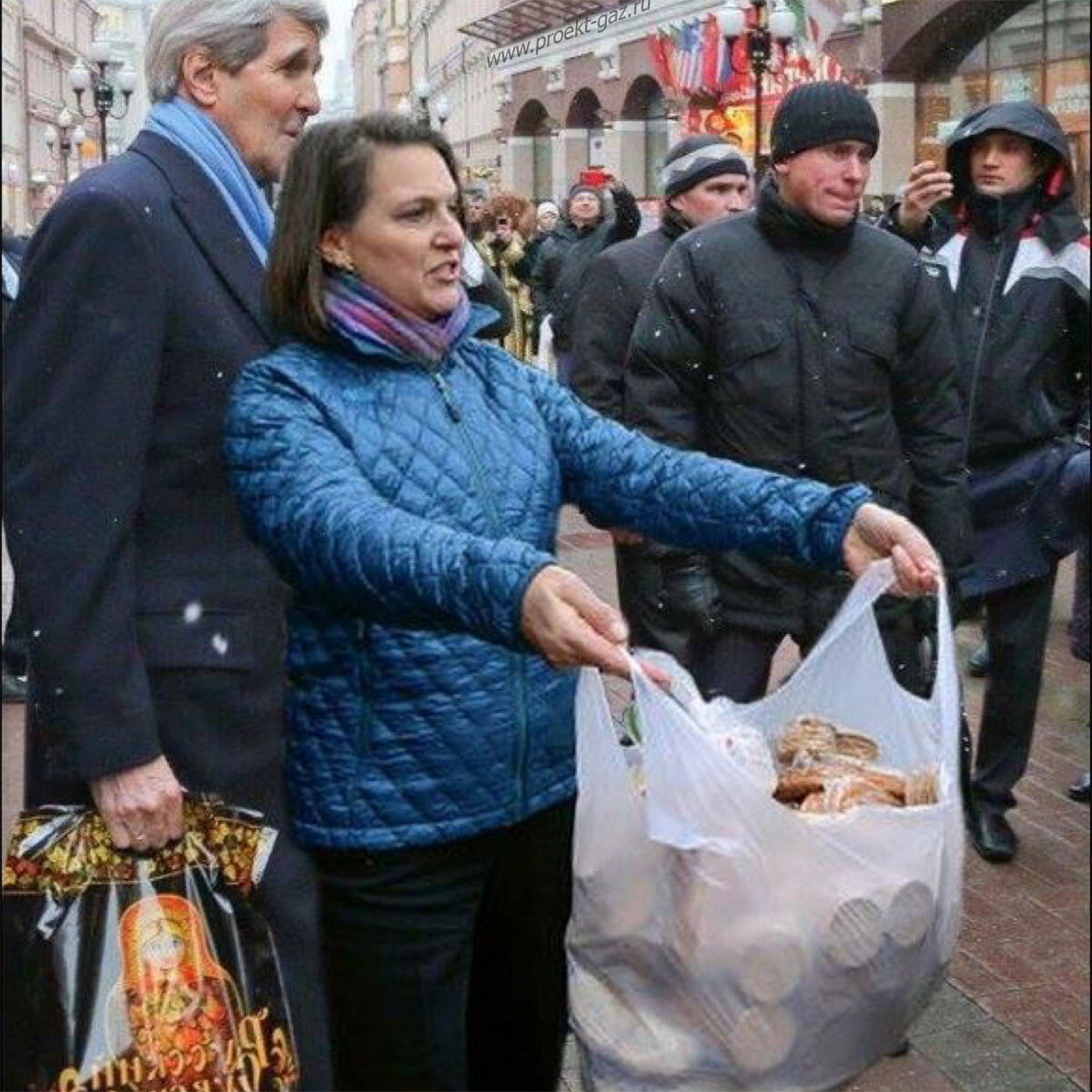 Виктория Нуланд раздает печеньки "своим любимчикам"