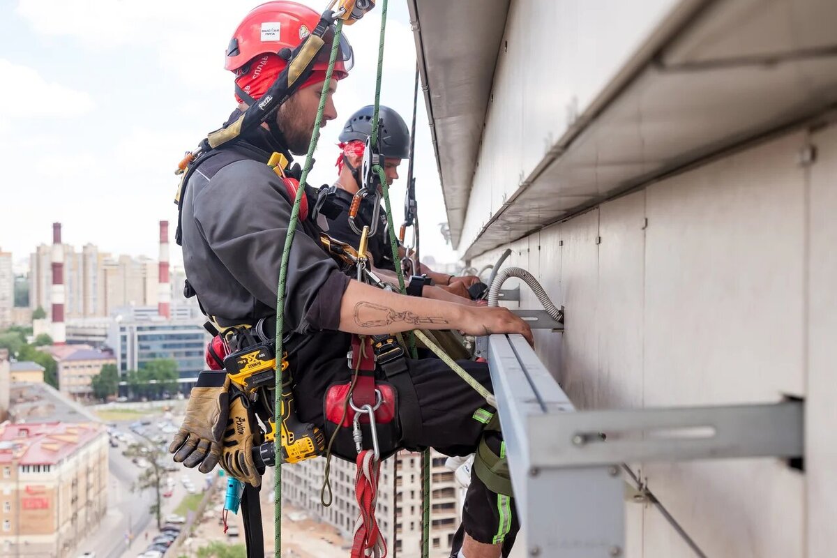 Альпинисты компании Высшая лига осуществляют электромонтаж в ЖК Чистое небо, СПб