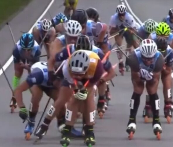 На снимке видно, как итальянец "подныривает"в гущу гонщиков