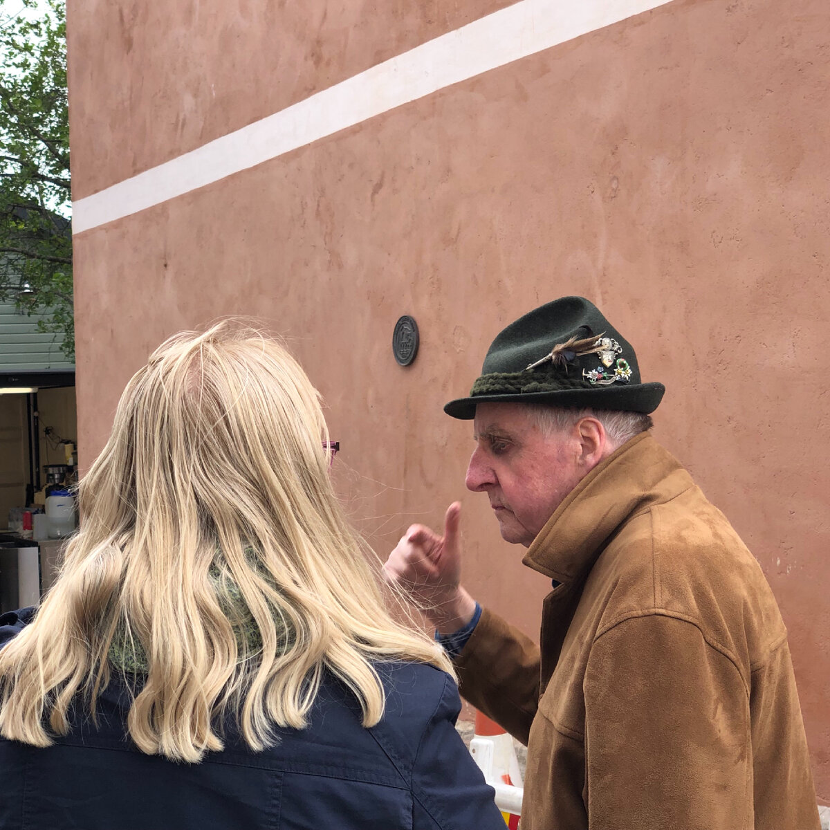 забавные разговорчивые финны. Просто разговорились на улице! фото автора