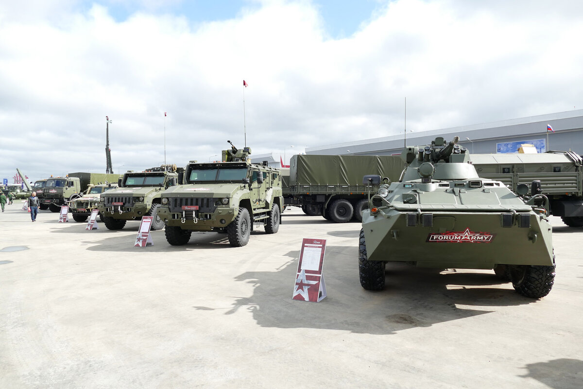Колесная тема на "Армии" традиционно обширная - от джипов до бронетранспортеров.