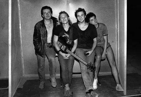 Советская рок-группа основанная Олегом Решетниковым и Владимиром Бегуновым в 1985 годом, история группы начинается ещё в 1983 году, когда Владимир Шахрин, Олег Решетников и Вадим Кукушкин начали репетиции в Свердловске. Жанр: Блюз-рок; кантри-рок; фолк-рок; рок-н-ролл; регги. состав: Владимир Шахрин; Владимир Бегунов, Валерий Александрович Северин; Вячеслав Двинин; Вадим Кукушкин; Антон Владимирович Нифантьев; Олег Решетников; Игорь Злобин; Павел Устюгов; Владимир Александрович Назимов.