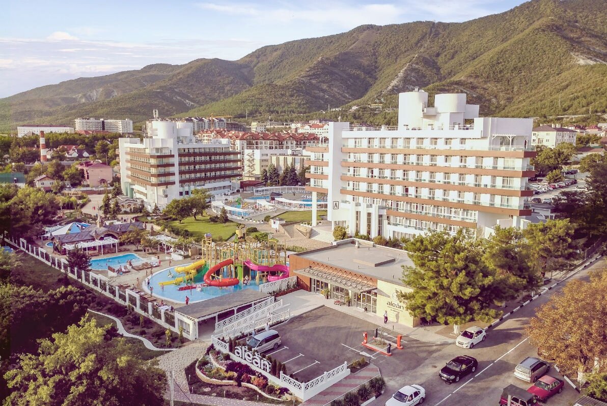 профессиональная анимация, большой набор SPA- и медицинских услуг делают отель идеальным местом для круглогодичного отдыха.
Особой гордостью курорта являются: «Café de Paris», оборудованный понтонный пляж из натурального дерева, тематический парк с аттракционами из эко-материалов и потрясающий аквапарк Aquaplay.
