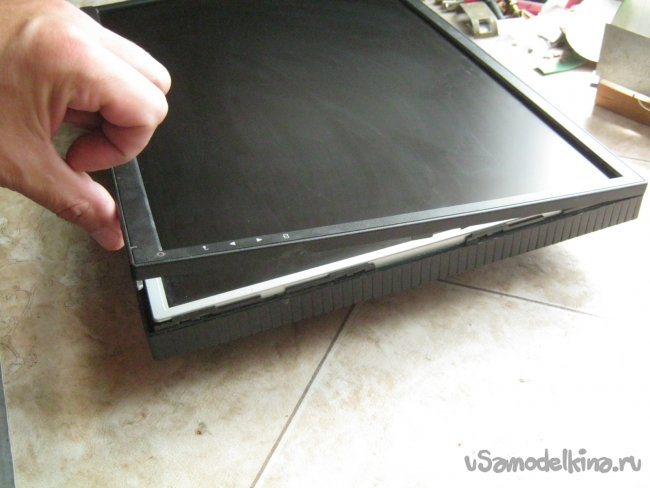 Фото 3. Разборка монитора LG L192WS. Делай два – снятие лицевой пластиковой рамки.