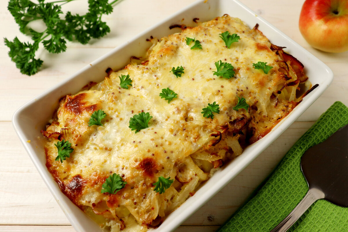 Картофельная запеканка с яблоками и беконом